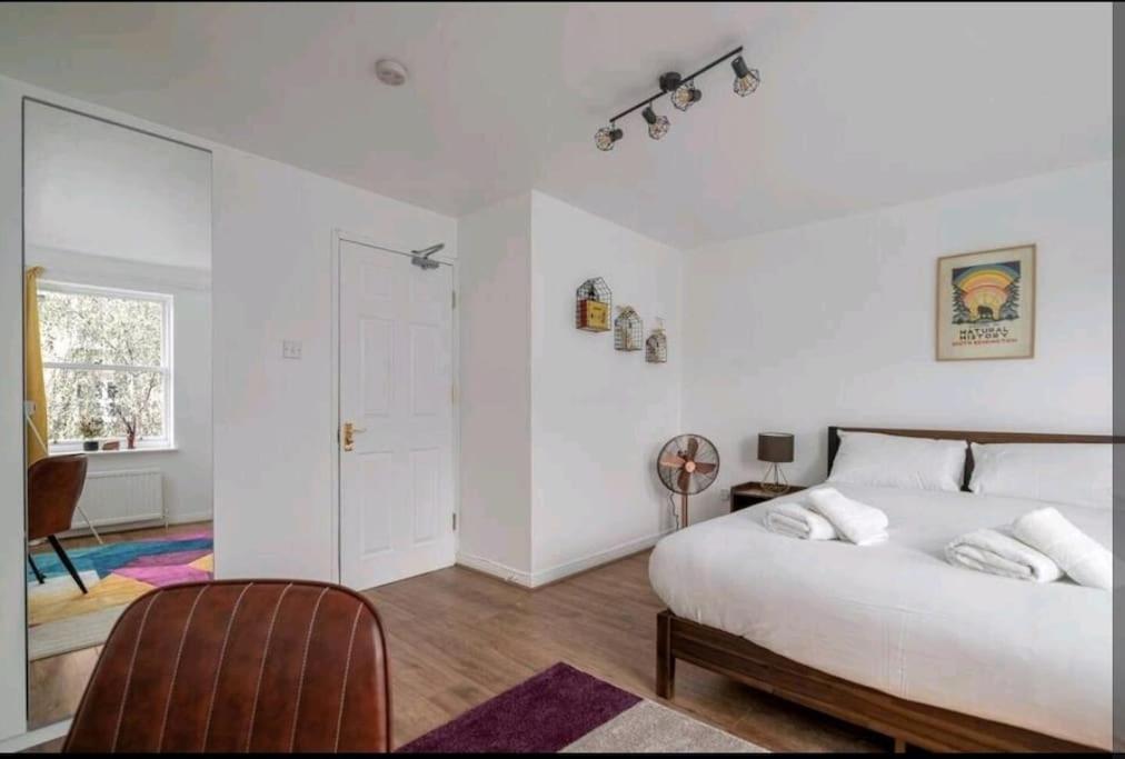 Quiet 4 Bedroom House Between Camden & Kings Cross Лондон Екстериор снимка